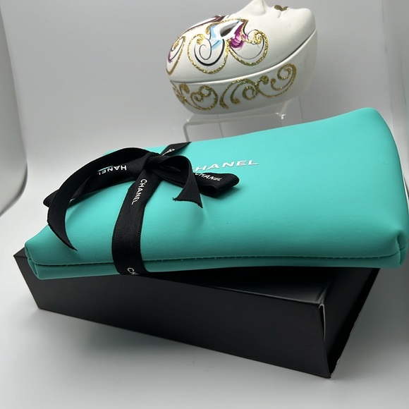 CHANEL Beauty Neoprene Cosmetic Bag CC Zipper Pull Charm Rare Tiffany Blue NWOT - Picture 6 of 17
